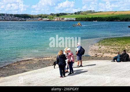 La vue sur l'estuaire de la rivière Camel depuis Rock avec le ferry de passagers arrivant de Padstow un jour de printemps ensoleillé, North Cornwall England UK Banque D'Images