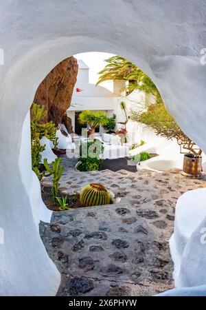 Nazaret, Lanzarote, Îles Canaries, Espagne - 23 mars 2024 : Musée Lagomar ou Casa Omar Sharif avec jardin de cactus et piscines, construit dans des grottes rocheuses par Banque D'Images