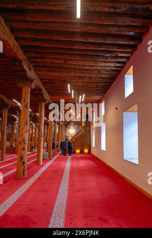 Vue intérieure de Sivrihisar Ulu Cami ou Grande Mosquée avec des hypostyles en bois. Eskisehir Turkiye - 4.12.2024 Banque D'Images
