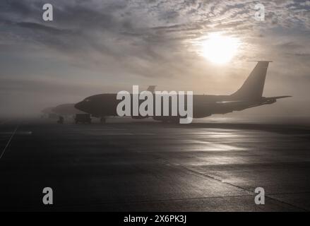 Spangdahlem, Allemagne. 16 mai 2024. Les Stratotankers KC-135 se tiennent dans le brouillard matinal à la base aérienne américaine de Spangdahlem. Le Stratotanker peut être utilisé pour ravitailler les avions de chasse de l'OTAN dans les airs. Crédit : Boris Roessler/dpa/Alamy Live News Banque D'Images