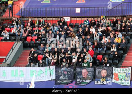 RIVNE, UKRAINE - 15 MAI 2024 - les spectateurs regardent la finale de la Coupe d'Ukraine 2023/24 entre le FC Shakhtar Donetsk et le FC Vorskla Poltava au stade Avanhard, Rivne, dans l'ouest de l'Ukraine. Les Orange-et-Blacks ont remporté une victoire de 2-1 sur leurs rivaux de Poltava et ont remporté la Coupe d'Ukraine pour la 14e fois. Le 11 mai, les Miners remportent le titre de premier League ukrainienne 2023/24 en battant le FC Dynamo Kyiv 1-0 à Lviv. Ainsi, l’équipe de Donetsk a obtenu un double d’or pour la saison 2023/24 et est devenue le club le plus décoré depuis l’indépendance de l’Ukraine avec 39 trophées. Banque D'Images