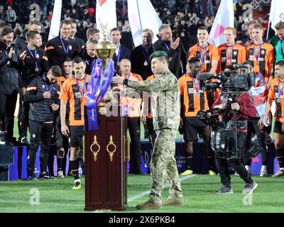 RIVNE, UKRAINE - 15 MAI 2024 - le colonel Stanislav Kerod remet le trophée au FC Shakhtar Donetsk après que l'équipe ait remporté la finale de la Coupe d'Ukraine 2023/24 contre le FC Vorskla Poltava au stade Avanhard, Rivne, dans l'ouest de l'Ukraine. Les Orange-et-Blacks ont remporté une victoire de 2-1 sur leurs rivaux de Poltava et ont remporté la Coupe d'Ukraine pour la 14e fois. Le 11 mai, les Miners remportent le titre de premier League ukrainienne 2023/24 en battant le FC Dynamo Kyiv 1-0 à Lviv. Ainsi, l’équipe de Donetsk a obtenu un double d’or pour la saison 2023/24 et est devenue le club le plus décoré depuis l’independe de l’Ukraine Banque D'Images