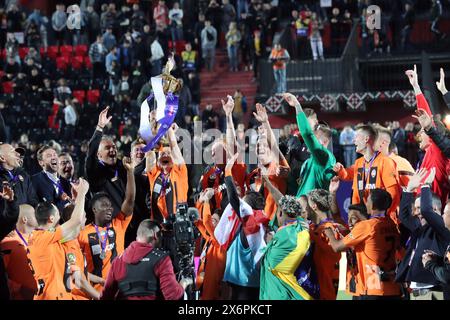 RIVNE, UKRAINE - 15 MAI 2024 - les joueurs du FC Shakhtar Donetsk célèbrent leur victoire lors de la finale de la Coupe d'Ukraine 2023/24 contre le FC Vorskla Poltava au stade Avanhard de Rivne, dans l'ouest de l'Ukraine. Les Orange-et-Blacks ont remporté une victoire de 2-1 sur leurs rivaux de Poltava et ont remporté la Coupe d'Ukraine pour la 14e fois. Le 11 mai, les Miners remportent le titre de premier League ukrainienne 2023/24 en battant le FC Dynamo Kyiv 1-0 à Lviv. Ainsi, l’équipe de Donetsk a obtenu un double d’or pour la saison 2023/24 et est devenue le club le plus décoré depuis l’indépendance de l’Ukraine avec 39 trophées. Banque D'Images