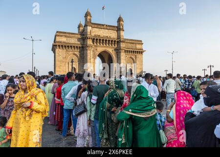 Femmes locales en robe colorée sous la porte de l'Inde, Mumbai, État du Maharashtra, Inde Banque D'Images