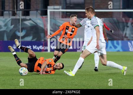 RIVNE, UKRAINE - 15 MAI 2024 - Un joueur du FC Shakhtar Donetsk subit une blessure lors de la finale de la Coupe d'Ukraine 2023/24 contre le FC Vorskla Poltava au stade Avanhard, Rivne, dans l'ouest de l'Ukraine. Les Orange-et-Blacks ont remporté une victoire de 2-1 sur leurs rivaux de Poltava et ont remporté la Coupe d'Ukraine pour la 14e fois. Le 11 mai, les Miners remportent le titre de premier League ukrainienne 2023/24 en battant le FC Dynamo Kyiv 1-0 à Lviv. Ainsi, l’équipe de Donetsk a obtenu un double d’or pour la saison 2023/24 et est devenue le club le plus décoré depuis l’indépendance de l’Ukraine avec 39 trophées. Banque D'Images