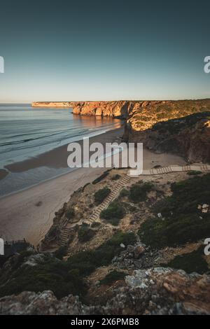 Morgenstimmung mit Blick auf den Abgang (Treppen) zum Praia do Beliche, dem westlichsten Strand an der portugiesischen Südküste zwischen Sagres und dem Cabo de São Vicente, dem westlichsten Punktes des europäischen Festlandes, Algarve am 04.05.2024. // ambiance matinale avec vue sur la sortie (escaliers) de Praia do Beliche, la plage la plus occidentale de la côte sud portugaise entre Sagres et le Cabo de São Vicente, le point le plus occidental de l'Europe continentale, Algarve le 4 mai 2024. - 20240504 PD22122 Banque D'Images