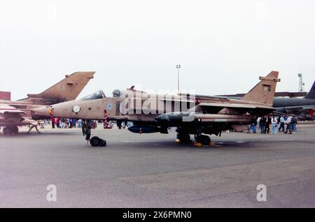 Vétéran de la guerre du Golfe, le SEPECAT Jaguar GR1A XZ367 de la Royal Air Force est exposé au salon aérien Mildenhall Air Fete en mai 1991, quelques mois après la campagne. Toujours en camouflage sable désert rose avec nez rose blanc compris Le XZ367 vola pour la première fois le 6 octobre 1976, rejoignant 226 OCU RAF. Après sa retraite des fonctions de vol en 2002, l'avion a été utilisé pour l'instruction au sol, dernièrement à Cosford. Banque D'Images