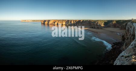 Sagres, Portugal. 04 mai 2024. Morgenstimmung mit Blick auf den Abgang (Treppen) zum Praia do Beliche, dem westlichsten Strand an der portugiesischen Südküste zwischen Sagres und dem Cabo de São Vicente, dem westlichsten Punktes des europäischen Festlandes, Algarve am 04.05.2024. // ambiance matinale avec vue sur la sortie (escaliers) de Praia do Beliche, la plage la plus occidentale de la côte sud portugaise entre Sagres et le Cabo de São Vicente, le point le plus occidental de l'Europe continentale, Algarve le 4 mai 2024. - 20240504 PD22105 crédit : APA-PictureDesk/Alamy Live News Banque D'Images