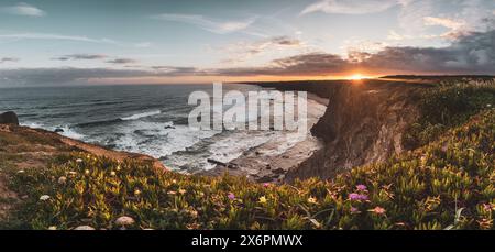 Sonnenaufgang über dem Praia do Medo da fonte Santa, in unmittelbarer Nähe zum Ponta da Atalaia und der Ribat da Arrifana an der Westküste der Algarve, Aljezur, Portugal am 02.05.2024 // lever du soleil sur la Praia do Medo da fonte Santa, dans les environs immédiats de la Ponta da Atalaia et du Ribat da Arrifana sur la côte ouest de l'Algarve, Portugal le 2 mai 2024 - 20240502 PD20343 Banque D'Images