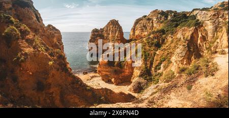 Entlang der Küste von Lagos und vorbei an den Stränden Praia do Camilo, Praia da Balança, Praia dos Pinheiros bis zum Ponta da Piedade am Atlantischen Ozean an der Algarve, Portugal AM 02.05.2024. // le long de la côte de Lagos et après les plages de Praia do Camilo, Praia da Balança, Praia dos Pinheiros à Ponta da Piedade sur l'océan Atlantique dans l'Algarve, Portugal le 2 mai 202 - 20240502 PD20353 Banque D'Images