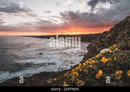 Sonnenaufgang über dem Praia do Medo da fonte Santa, in unmittelbarer Nähe zum Ponta da Atalaia und der Ribat da Arrifana an der Westküste der Algarve, Aljezur, Portugal am 02.05.2024 // lever du soleil sur la Praia do Medo da fonte Santa, dans les environs immédiats de la Ponta da Atalaia et du Ribat da Arrifana sur la côte ouest de l'Algarve, Portugal le 2 mai 2024 - 20240502 PD20340 Banque D'Images