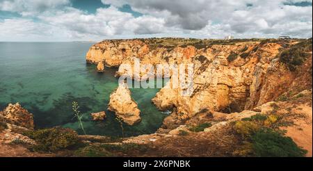 Entlang der Küste von Lagos und vorbei an den Stränden Praia do Camilo, Praia da Balança, Praia dos Pinheiros bis zum Ponta da Piedade am Atlantischen Ozean an der Algarve, Portugal AM 02.05.2024. // le long de la côte de Lagos et après les plages de Praia do Camilo, Praia da Balança, Praia dos Pinheiros à Ponta da Piedade sur l'océan Atlantique dans l'Algarve, Portugal le 2 mai 202 - 20240502 PD20366 Banque D'Images