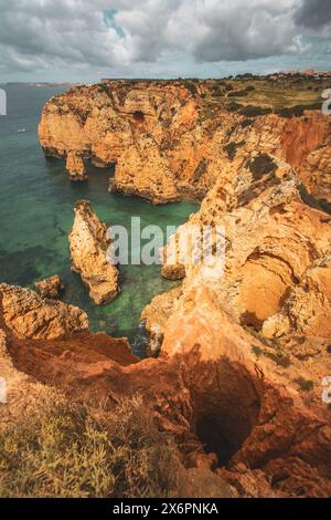 Lagos, Portugal. 02 mai 2024. Entlang der Küste von Lagos und vorbei an den Stränden Praia do Camilo, Praia da Balança, Praia dos Pinheiros bis zum Ponta da Piedade am Atlantischen Ozean an der Algarve, Portugal AM 02.05.2024. // le long de la côte de Lagos et après les plages de Praia do Camilo, Praia da Balança, Praia dos Pinheiros à Ponta da Piedade sur l'océan Atlantique dans l'Algarve, Portugal le 2 mai 202 - 20240502 PD20365 crédit : APA-PictureDesk/Alamy Live News Banque D'Images