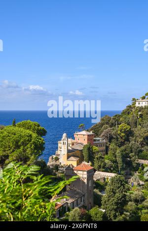 Vue surélevée de l'église Saint-Georges sur le promontoire de Portofino avec la mer en arrière-plan, Portofino, Gênes, Ligurie, Italie Banque D'Images