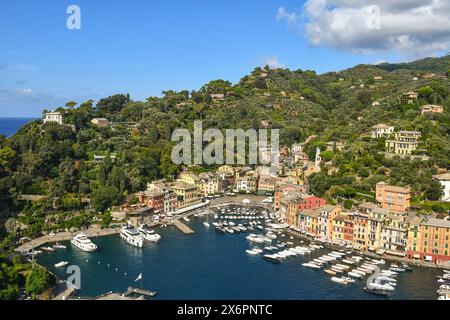 Vue surélevée du 'Porticciolo', le petit port de Portofino, avec les maisons colorées typiques en été, Gênes, Ligurie, Italie Banque D'Images