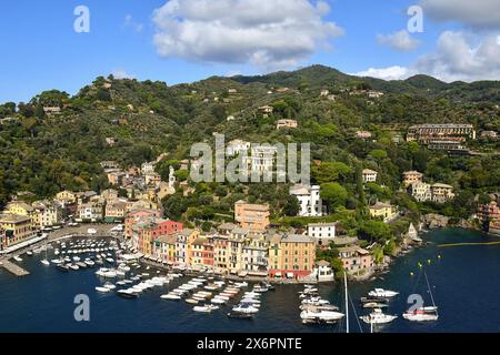 Vue surélevée du 'Porticciolo', le petit port de Portofino, avec les maisons colorées typiques en été, Gênes, Ligurie, Italie Banque D'Images