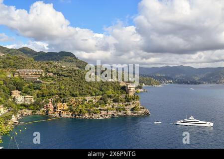 Panorama du golfe de Tigullio avec la baie de Cannon et le promontoire de Punta Cajega en été, Portofino, Gênes, Ligurie, Italie Banque D'Images