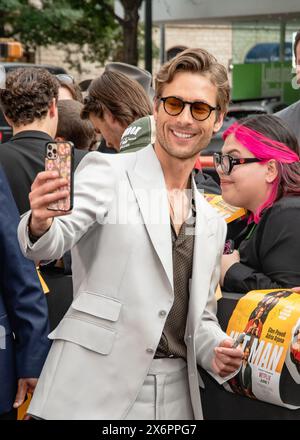 AUSTIN, TEXAS - 15 MAI : Glen Powell assiste à la première de 'Hit Man' de Netflix et à l'intronisation de Glen Powell au Texas film Hall of Fame au Paramount Theatre le 15 mai 2024 à Austin, Texas. (Photo de Maggie Boyd/Sipa USA) crédit : Sipa USA/Alamy Live News Banque D'Images