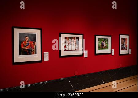 Une photographie de famille invisible marquant la naissance de quatre bébés royaux ; la copie personnelle de la reine mère du portrait du couronnement de sa fille ; et la plus ancienne copie photographique couleur survivante d’un membre de la famille royale sont parmi les points forts de la nouvelle exposition Portraits royaux : un siècle de photographie, ouverture demain (vendredi 17 mai) à la King’s Gallery, Buckingham Palace. Banque D'Images