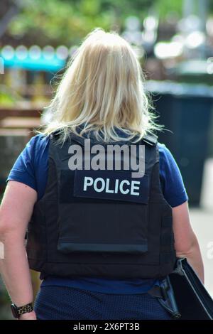 Trous de balles visibles sur une propriété à Ardoyne après une fusillade qui a laissé une femme secouée Belfast, Royaume-Uni 16/05/2024 détectives de police sur les lieux d'une fusillade à Etna Drive North Belfast Belfast Irlande du Nord crédit:HeadlineX/Alamy Live News Banque D'Images