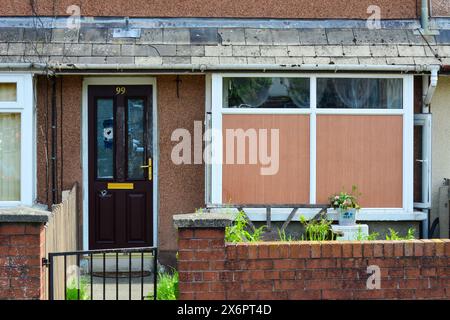 Trous de balles visibles sur une propriété à Ardoyne après une fusillade qui a laissé une femme secouée Belfast, Royaume-Uni 16/05/2024 détectives de police sur les lieux d'une fusillade à Etna Drive North Belfast Belfast Irlande du Nord crédit:HeadlineX/Alamy Live News Banque D'Images