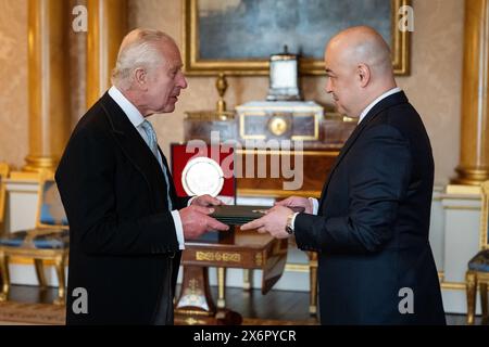 L'ambassadeur d'Ouzbékistan, Ravshan Usmanov, présente ses lettres de créance au roi Charles III lors d'une audience privée au palais de Buckingham, à Londres. Date de la photo : jeudi 16 mai 2024. Banque D'Images