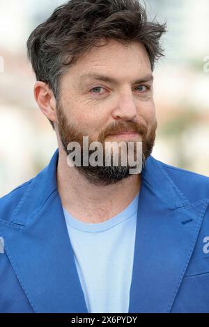 Tom Burke pose lors de l'appel photo de 'Furiosa : a Mad Max Saga' lors du 77e Festival de Cannes au Palais des Festivals de Cannes, France, le 16 mai 2024. Banque D'Images