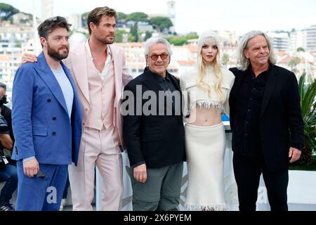 Tom Burke, Chris Hemsworth, George Miller, Anya Taylor-Joy et Doug Mitchell posent lors de l'appel photo de 'Furiosa : a Mad Max Saga' lors du 77e Festival de Cannes au Palais des Festivals de Cannes, en France, le 16 mai 2024. Banque D'Images