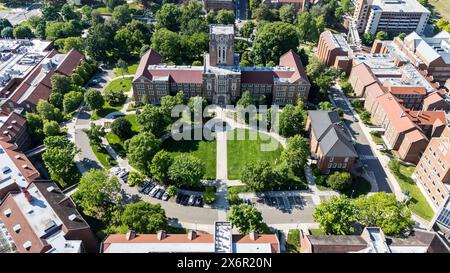 Une vue aérienne de l'Université du Tennessee, Knoxville présente un campus tentaculaire avec une végétation luxuriante, des bâtiments historiques, des installations de recherche modernes et des terrains d'athlétisme, niché dans le contexte de la rivière Tennessee et des Smoky Mountains. Banque D'Images