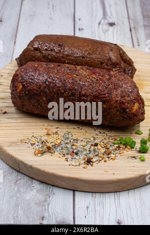 Jambon végétalien seitan et peperoni, à base de plantes. Banque D'Images