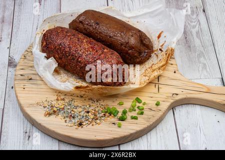 Jambon végétalien seitan et peperoni, à base de plantes. Banque D'Images