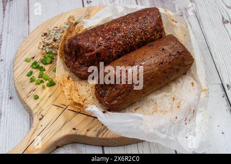 Jambon végétalien seitan et peperoni, à base de plantes. Banque D'Images