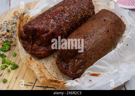 Jambon végétalien seitan et peperoni, à base de plantes. Banque D'Images