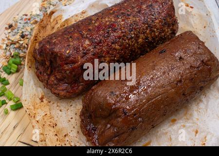 Jambon végétalien seitan et peperoni, à base de plantes. Banque D'Images