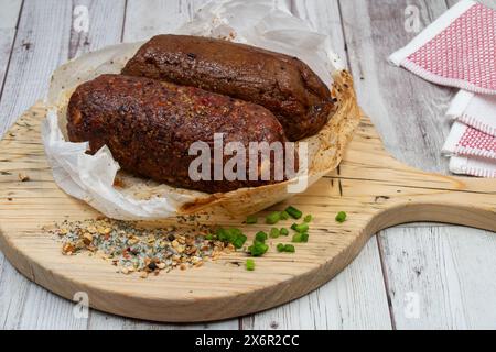 Jambon végétalien seitan et peperoni, à base de plantes. Banque D'Images