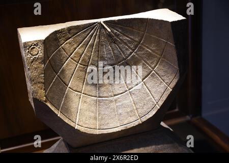 KONYA, TURKIYE - 17 DÉCEMBRE 2023 : ancien cadran solaire au Musée de Sille Banque D'Images
