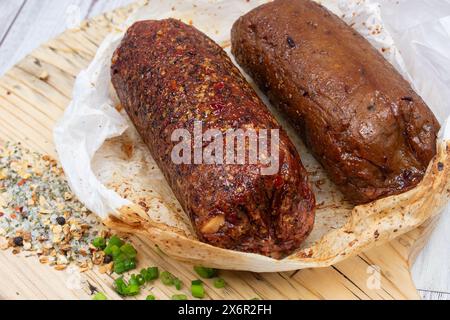 Jambon végétalien seitan et peperoni, à base de plantes. Banque D'Images