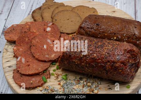 Jambon végétalien seitan et peperoni, à base de plantes. Banque D'Images