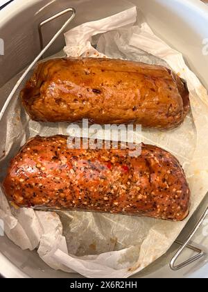 Fabrication de jambon végétalien seitan et Peperoni, à base de plantes. Banque D'Images