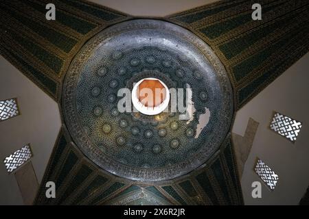 KONYA, TURKIYE - 17 DÉCEMBRE 2023 : Dôme de la Madrasa Karatay dans la ville de Konya Banque D'Images
