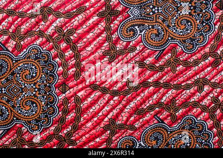 vue de dessus du tissu ankara jaune rouge, flatlay de tissu de cire nigérian avec des motifs, étaler le matériau ankara jaune rouge Banque D'Images