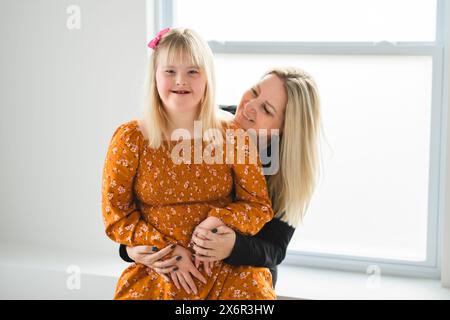 Mère et fille du syndrome de Sweet down fille à la maison Banque D'Images