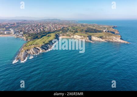 Vue plongeante sur la ville de Santander depuis l'océan. Eau bleue, ciel bleu Banque D'Images