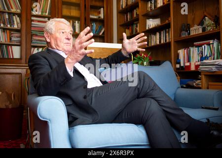 Le député Paddy Ashdown photographié dans son bureau de la Chambre des lords en 2015 Banque D'Images