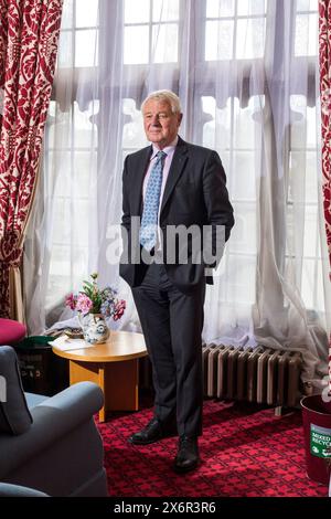 Le député Paddy Ashdown photographié dans son bureau de la Chambre des lords en 2015 Banque D'Images