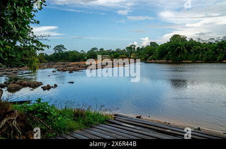 Station touristique sur la rive du fleuve Suriname Banque D'Images