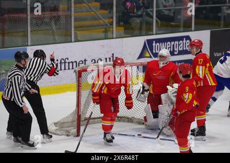 Cardiff, 11 février 2024. L'arbitre a indiqué un but pour la Serbie dans leur match de qualification olympique de hockey sur glace contre la Chine au Vindico Arena, Cardiff. Crédit : Colin Edwards Banque D'Images