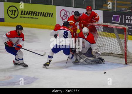 Cardiff, 11 février 2024. Aleksa Gvozdenovic, Ugljesa Novakovic, Pavle Podunavac et le meneur Arsenije Rankovic jouant pour la Serbie et Zuo Tianyou et Zhang Zesen jouant pour la Chine dans un match de qualification olympique de hockey sur glace au Vindico Arena de Cardiff. Crédit : Colin Edwards Banque D'Images