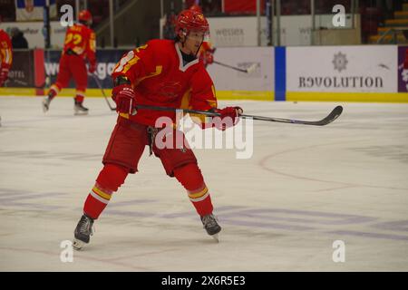 Cardiff, 11 février 2024. Zhang Yuxin s’échauffe pour la Chine avant leur match contre la Serbie lors d’une qualification olympique de hockey sur glace au Vindico Arena, Cardiff. Crédit : Colin Edwards Banque D'Images