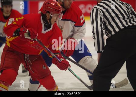 Cardiff, 11 février 2024. Zhang Yuxin joue pour la Chine et Aleksa Gvozdenovic joue pour la Serbie dans un match de qualification olympique de hockey sur glace au Vindico Arena de Cardiff. Crédit : Colin Edwards Banque D'Images